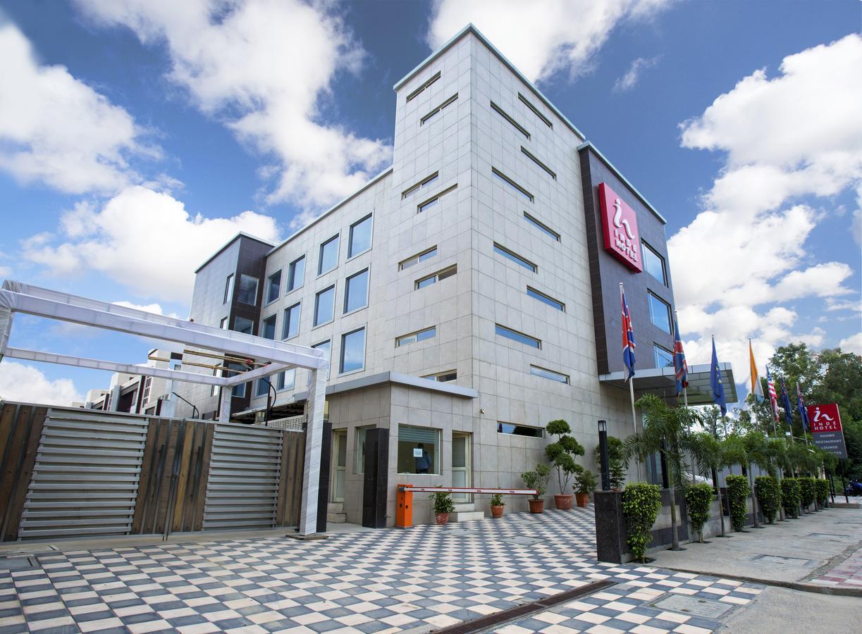 Inde Hotel Chattarpur Nova Deli Exterior foto